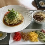スプリングフィルズゴルフクラブ - 料理写真:冷やし中華＆そぼろご飯