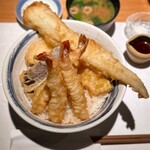 てんぷら 木坂 - 天丼(1,500円)
海老3本･穴子1本･野菜5種
茄子・かぼちゃ･じゃが芋･蓮根・玉ねぎ
味噌汁･漬物･食後のアイスコーヒー付き