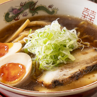 〆にも嬉しい！優しい味わいの醤油ラーメンとおつまみメニュー
