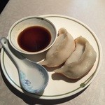 中国飯店 富麗華 - 肉汁たっぷり焼き餃子
