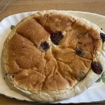 パン工場 - 料理写真:アップルレーズン281円。 レーズン入りのパンの中にカスタードクリームとリンゴの果肉を包んであります。