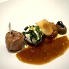 L'AMBROISIE - 料理写真:この盛り付け、エピキュール時代から踏襲されていますね。
リブ、チーズをまとったミンチ、ペーストなど、味も食感もバリエーション豊かで、まるでコースのよう！
楽しさと美味しさが両立されている見事なメイン♪