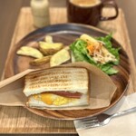 OHANABATAKE - 料理写真:2種チーズの燻製ハムセット(1,375円)
ホットコーヒー付き
モーニング限定メニュー