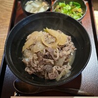 北新地はらみ 別邸 - 神戸ビーフ牛丼(1,000円)
                    ご飯大盛り(サービス)
                    アタマ大盛(+350円)