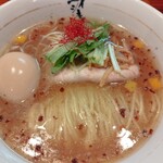 塩そば専門ユイシキ - 料理写真:塩味玉そば。味玉はとけ出す寸前でいい仕上がり♪チャーシューは比較的しっかり系、細麺は好み♥