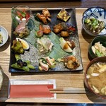GOHANYA 灯 - 料理写真:プレートには12種類のお料理＋小鉢が２つ。お味噌汁も具だくさんで美味しいです。