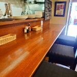 Bistro COZY - 厨房前カウンター席の真ん中辺から玄関方向。
