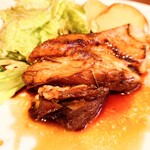 Bistro COZY - ホロッと解れる、"キャラメリゼ"仕上げの洋風"角煮"。