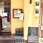 Bistro COZY - 店先のランチメニュー。テイクアウトもできます。