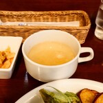Bistro COZY - 熱々提供が嬉しい、"キャベツ"と"コーン"のスープ。