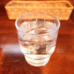 Bistro COZY - 着席後すぐに提供してくれる、冷たい"お水"。