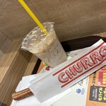 ゼッテリア - ドリンク写真:チュロ(ホワイトシュガー) 120円、アイスカフェオレ 200円