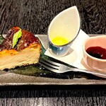 相撲茶屋たごちゃん - レモンとクリームチーズをふんだんに使用した、自家製チーズケーキです。　お好みでオリーブオイルをかけておめしあがりください。