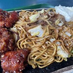 ラッキーピエロ - 料理写真:チャイニーズチキン焼きそば トッピングマヨネーズ