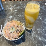 ロイヤルケバブ ナンカレー - マンゴラッシーとサラダ
