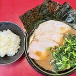 家系ラーメン 王道家 - チャーシューメン3枚(1100円), ほうれん草(100円), 半ライス(100円)