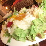 Guriruginji - 自家製パンチェタと新鮮野菜のシーザーサラダ温泉卵添え　　　ハーフ　　￥529