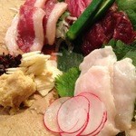 馬並み家 新橋 - 馬刺し、３種、生姜にんにくで