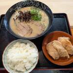 じゃりんこ - とんこつラーメン、Cセット（唐揚げ二個、小ご飯）
　　850円　　　　　　　　400円