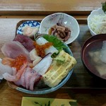 Kikuzushi - 小鉢やサラダ、あら汁が付いて１０００円