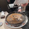 銀座嘉禅 - 繊維の太いフカヒレをテーブルの上でソースとトリュフを削って掛けるプレゼンテーション