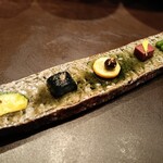 和牛料理 一石三鳥 - 旬菜5種盛り合わせ（鈴南瓜のナムル／茄子のナムル／イエローズッキーニの肉味噌のせ／近江こんにゃく／インゲンのトマトオリーブ煮）
