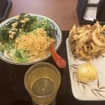 丸亀製麺 - 料理写真:うどん大¥680に揚げ玉ワカメ少々ネギたっぷり