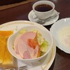 デュエット - モーニング(税込530円)
①トースト②目玉焼き③ミニサラダ(萵苣&胡瓜&蕃加&ハム)④CUTオレンジ
お飲み物《セットドリンク》①HOT珈琲
昔ながらのモーニングといった感じで素朴な味わい