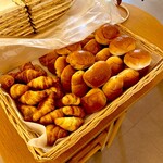 ファミリーロッジ旅籠屋 - 料理写真:朝食のパン3種類