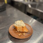A Delicious Service - ゴルゴンゾーラチーズムース バゲットのせ