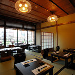 Nagamegawa Pontochou Hana - 鴨川向きの二階広間は座敷席です。10名様から貸切予約をお伺いできます。