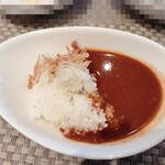 ブッフェダイニングシェフズレシピ - 「リンゴカレー」ﾌﾗｲﾄﾞｵﾆｵﾝ載せた