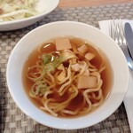 ブッフェダイニングシェフズレシピ - 「煮干しラーメン」は自分でトッピングとスープを盛り付ける