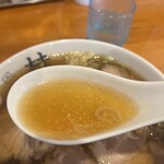 煮干しだし醤油ラーメン 桂 - 澄んだスープ