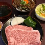 やまさん - 牛網焼きステーキランチ(1,500円)
ロースステーキ･サラダ･ご飯･わかめスープ
(1日限定20食)
白ご飯を｢そぼろご飯(大)｣に変更(+150円)