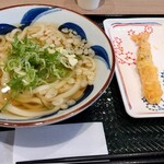 うまげな - 料理写真:かけ並(フリーのネギと天かすを足しています)+海老天ぷら 計750円