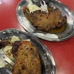 豚珍行 - 手前がひな、奥がおや