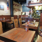 Tachi Maya - 店内は、木のテーブルとイスがあって、温かい雰囲気です。
      
      