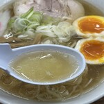 青竹手打ラーメン 日向屋 - 澄んだ琥珀色のスープ