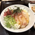 鯛めし もとやま - 四苦八苦して盛り付けた鯛めし。
画像のように上手にセッティング出来ない 悲