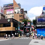 神楽坂フーズガーデン - お祭りの飾り付けをした神楽坂入り口