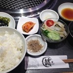 一龍 - キムチ・サラダ・じゃこ・本日の一品・スープ