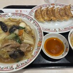 餃子の王将 - 料理写真:中華飯と餃子