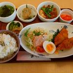 カフェレストりん - 2015･4･15･ランチ。
      白身魚フライ。玉子サラダ。牛肉豆腐の甘辛煮。大根の味噌がけ。フルーツ。
      香炸魚排。水煮蛋沙拉。甜辣醤煮牛肉豆腐。味噌醤蘿蔔。水果