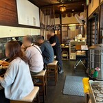大右衛門うどん - 店内のカウンター席
奥にテーブルと小上がり席あり