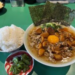 家系ラーメン 加藤商店 - ご飯と漬物といっしょに