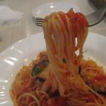 ラポルティ＆スピエディーニ - ナスとベーコンのトマトパスタの麺アップ(2015.04)