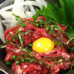 博多もつ鍋 大山 - すこし甘めの大山特製ダレを使用したユッケは女性に大人気✩