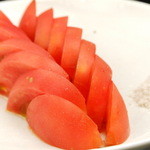 博多もつ鍋 大山 - このトマトは切られたことにまだ気づいていません(笑)