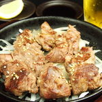 Hakata Motsunabe Ooyama - 生でも食べられる馬肉のさがりを炙りました！あばらの骨と骨の間の部位なのでその形状からヒモとも言われています。